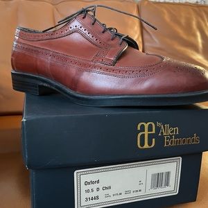 Allen Edmonds Mens Oxford dress shoe with cushion heel pad. 10.5 D color: Chili